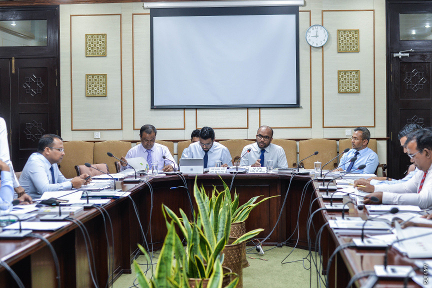 ނޮވެމްބަރ 8، 2019: އަންނަ އަހަރަ(2020)އަށް ލަފާކުރާ ދައުލަތުގެ ބެޖެޓު ދިރާސާކުރާ ރައްޔިތުން މަޖިލީހުގެ ކޮމިޓީގެ ބައްދަލުވުމަށް ފިނޭންސް މިނިސްޓަރު އިބްރާހިމް އަމީރު ހާޒިރުކުރެއްވުން -- ސަން ފޮޓޯ/ ފަޔާޒު މޫސާ