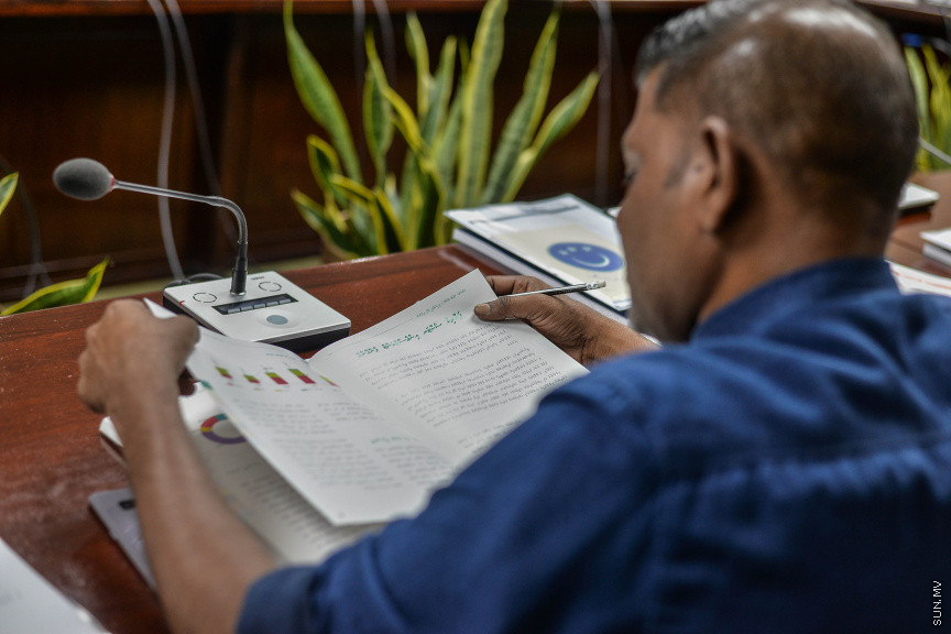 ނޮވެމްބަރ 8، 2019: އަންނަ އަހަރަ(2020)އަށް ލަފާކުރާ ދައުލަތުގެ ބެޖެޓު ދިރާސާކުރާ ރައްޔިތުން މަޖިލީހުގެ ކޮމިޓީގެ ބައްދަލުވުމަށް ފިނޭންސް މިނިސްޓަރު އިބްރާހިމް އަމީރު ހާޒިރުކުރެއްވުން -- ސަން ފޮޓޯ/ ފަޔާޒު މޫސާ
