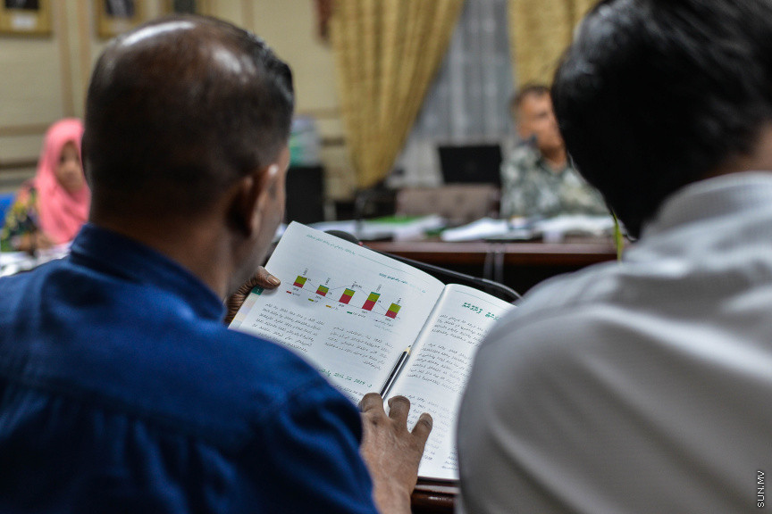 ނޮވެމްބަރ 8، 2019: އަންނަ އަހަރަ(2020)އަށް ލަފާކުރާ ދައުލަތުގެ ބެޖެޓު ދިރާސާކުރާ ރައްޔިތުން މަޖިލީހުގެ ކޮމިޓީގެ ބައްދަލުވުމަށް ފިނޭންސް މިނިސްޓަރު އިބްރާހިމް އަމީރު ހާޒިރުކުރެއްވުން -- ސަން ފޮޓޯ/ ފަޔާޒު މޫސާ