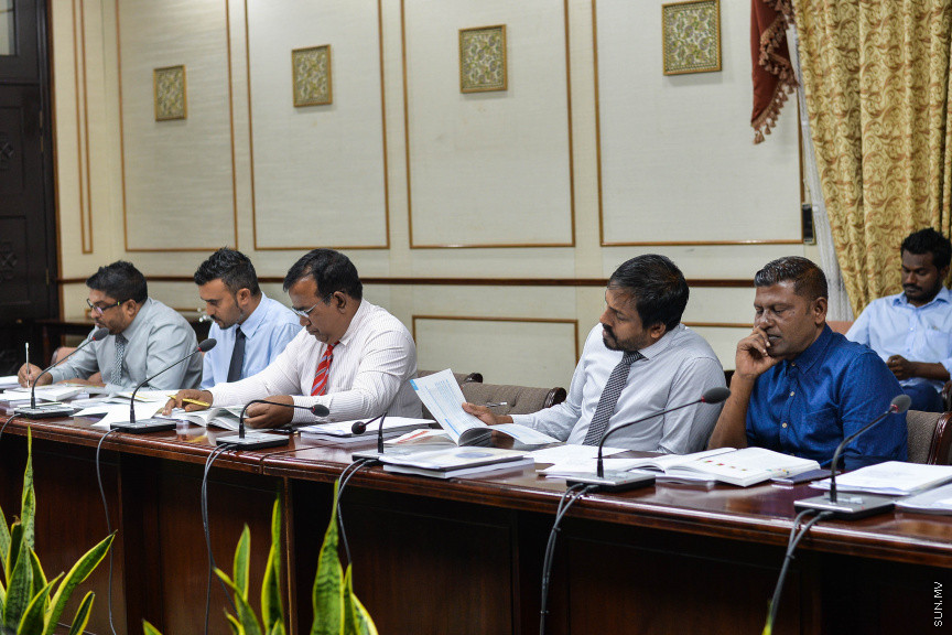 ނޮވެމްބަރ 8، 2019: އަންނަ އަހަރަ(2020)އަށް ލަފާކުރާ ދައުލަތުގެ ބެޖެޓު ދިރާސާކުރާ ރައްޔިތުން މަޖިލީހުގެ ކޮމިޓީގެ ބައްދަލުވުމަށް ފިނޭންސް މިނިސްޓަރު އިބްރާހިމް އަމީރު ހާޒިރުކުރެއްވުން -- ސަން ފޮޓޯ/ ފަޔާޒު މޫސާ