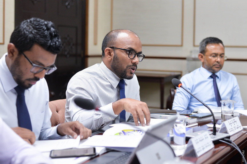 ނޮވެމްބަރ 8، 2019: އަންނަ އަހަރަ(2020)އަށް ލަފާކުރާ ދައުލަތުގެ ބެޖެޓު ދިރާސާކުރާ ރައްޔިތުން މަޖިލީހުގެ ކޮމިޓީގެ ބައްދަލުވުމަށް ފިނޭންސް މިނިސްޓަރު އިބްރާހިމް އަމީރު ހާޒިރުކުރެއްވުން -- ސަން ފޮޓޯ/ ފަޔާޒު މޫސާ