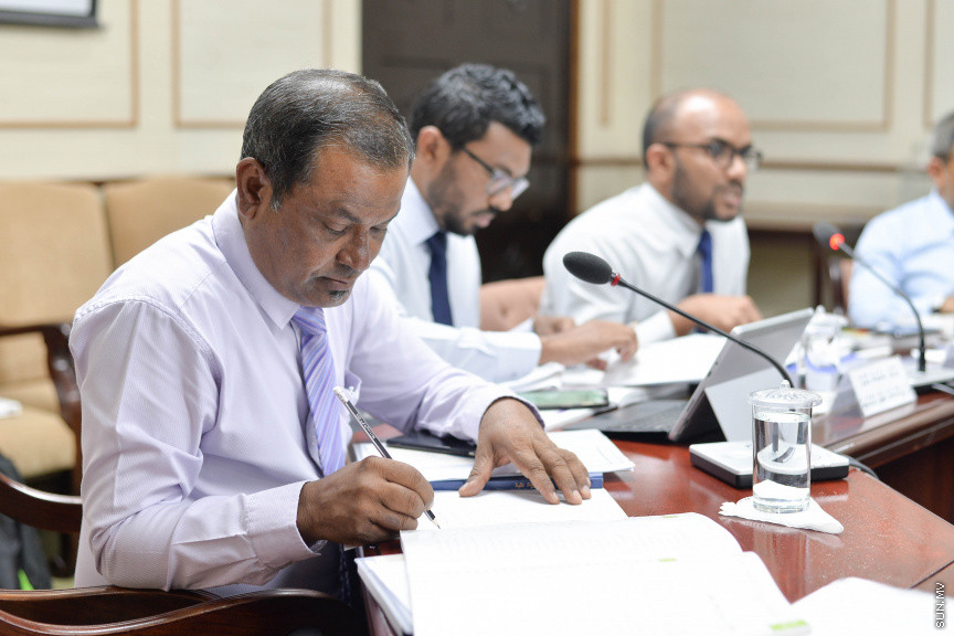 ނޮވެމްބަރ 8، 2019: އަންނަ އަހަރަ(2020)އަށް ލަފާކުރާ ދައުލަތުގެ ބެޖެޓު ދިރާސާކުރާ ރައްޔިތުން މަޖިލީހުގެ ކޮމިޓީގެ ބައްދަލުވުމަށް ފިނޭންސް މިނިސްޓަރު އިބްރާހިމް އަމީރު ހާޒިރުކުރެއްވުން -- ސަން ފޮޓޯ/ ފަޔާޒު މޫސާ