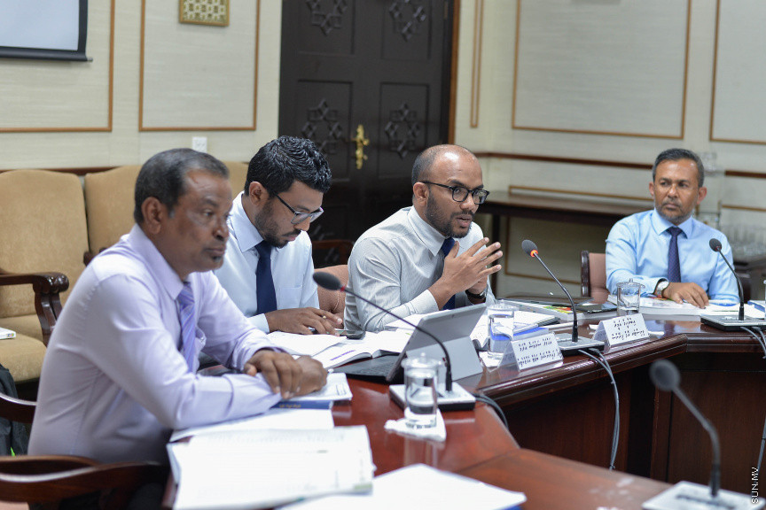 ނޮވެމްބަރ 8، 2019: އަންނަ އަހަރަ(2020)އަށް ލަފާކުރާ ދައުލަތުގެ ބެޖެޓު ދިރާސާކުރާ ރައްޔިތުން މަޖިލީހުގެ ކޮމިޓީގެ ބައްދަލުވުމަށް ފިނޭންސް މިނިސްޓަރު އިބްރާހިމް އަމީރު ހާޒިރުކުރެއްވުން -- ސަން ފޮޓޯ/ ފަޔާޒު މޫސާ