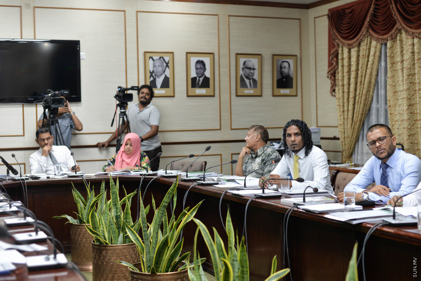 ނޮވެމްބަރ 8، 2019: އަންނަ އަހަރަ(2020)އަށް ލަފާކުރާ ދައުލަތުގެ ބެޖެޓު ދިރާސާކުރާ ރައްޔިތުން މަޖިލީހުގެ ކޮމިޓީގެ ބައްދަލުވުމަށް ފިނޭންސް މިނިސްޓަރު އިބްރާހިމް އަމީރު ހާޒިރުކުރެއްވުން -- ސަން ފޮޓޯ/ ފަޔާޒު މޫސާ