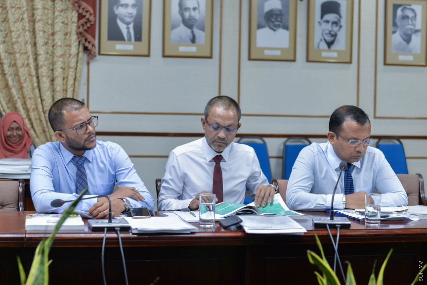 ނޮވެމްބަރ 8، 2019: އަންނަ އަހަރަ(2020)އަށް ލަފާކުރާ ދައުލަތުގެ ބެޖެޓު ދިރާސާކުރާ ރައްޔިތުން މަޖިލީހުގެ ކޮމިޓީގެ ބައްދަލުވުމަށް ފިނޭންސް މިނިސްޓަރު އިބްރާހިމް އަމީރު ހާޒިރުކުރެއްވުން -- ސަން ފޮޓޯ/ ފަޔާޒު މޫސާ