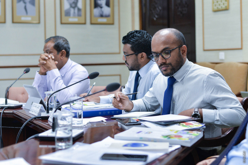 ނޮވެމްބަރ 8، 2019: އަންނަ އަހަރަ(2020)އަށް ލަފާކުރާ ދައުލަތުގެ ބެޖެޓު ދިރާސާކުރާ ރައްޔިތުން މަޖިލީހުގެ ކޮމިޓީގެ ބައްދަލުވުމަށް ފިނޭންސް މިނިސްޓަރު އިބްރާހިމް އަމީރު ހާޒިރުކުރެއްވުން -- ސަން ފޮޓޯ/ ފަޔާޒު މޫސާ