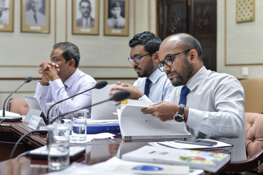 ނޮވެމްބަރ 8، 2019: އަންނަ އަހަރަ(2020)އަށް ލަފާކުރާ ދައުލަތުގެ ބެޖެޓު ދިރާސާކުރާ ރައްޔިތުން މަޖިލީހުގެ ކޮމިޓީގެ ބައްދަލުވުމަށް ފިނޭންސް މިނިސްޓަރު އިބްރާހިމް އަމީރު ހާޒިރުކުރެއްވުން -- ސަން ފޮޓޯ/ ފަޔާޒު މޫސާ