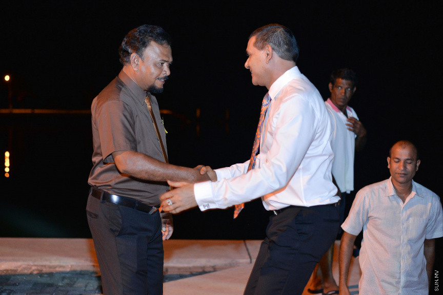 ނޮވެމްބަރ 14، 2019: ދ. ބަނޑިދޫ ސްކޫލުގެ އަހަރީ އިނާމު ދިނުމުގެ ޖަލްސާގެ ތެރެއިން: ސްކޫލުގެ މިދިޔަ އަހަރުގެ ހުރިހާ ގޮތަކުން އެންމެ މޮޅު ދަރިވަރަކަށް ހޮވިފައިވަނީ އައިމިނަތު ރައުފާ  -- ސަން ފޮޓޯ/ ފަޔާޒު މޫސާ