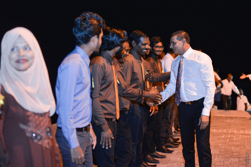 ނޮވެމްބަރ 14، 2019: ދ. ބަނޑިދޫ ސްކޫލުގެ އަހަރީ އިނާމު ދިނުމުގެ ޖަލްސާގެ ތެރެއިން: ސްކޫލުގެ މިދިޔަ އަހަރުގެ ހުރިހާ ގޮތަކުން އެންމެ މޮޅު ދަރިވަރަކަށް ހޮވިފައިވަނީ އައިމިނަތު ރައުފާ  -- ސަން ފޮޓޯ/ ފަޔާޒު މޫސާ