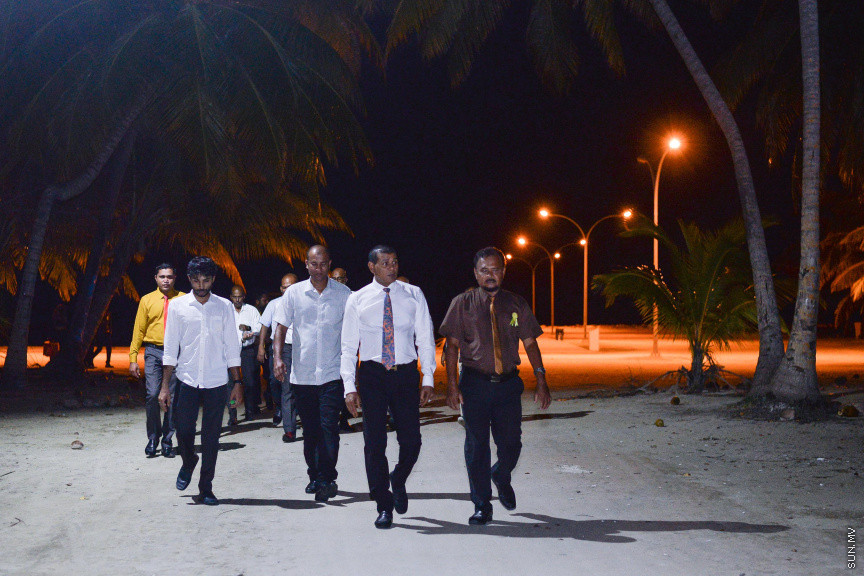 ނޮވެމްބަރ 14، 2019: ދ. ބަނޑިދޫ ސްކޫލުގެ އަހަރީ އިނާމު ދިނުމުގެ ޖަލްސާގެ ތެރެއިން: ސްކޫލުގެ މިދިޔަ އަހަރުގެ ހުރިހާ ގޮތަކުން އެންމެ މޮޅު ދަރިވަރަކަށް ހޮވިފައިވަނީ އައިމިނަތު ރައުފާ  -- ސަން ފޮޓޯ/ ފަޔާޒު މޫސާ