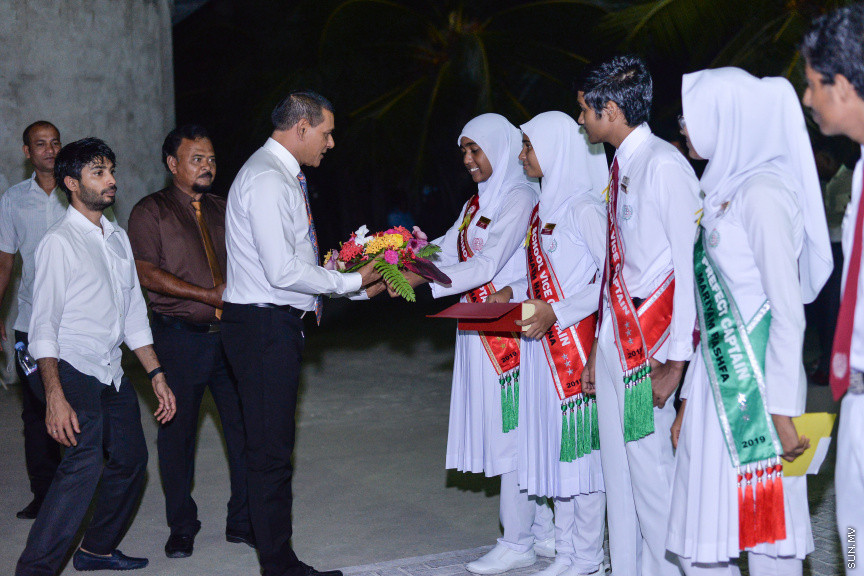 ނޮވެމްބަރ 14، 2019: ދ. ބަނޑިދޫ ސްކޫލުގެ އަހަރީ އިނާމު ދިނުމުގެ ޖަލްސާގެ ތެރެއިން: ސްކޫލުގެ މިދިޔަ އަހަރުގެ ހުރިހާ ގޮތަކުން އެންމެ މޮޅު ދަރިވަރަކަށް ހޮވިފައިވަނީ އައިމިނަތު ރައުފާ  -- ސަން ފޮޓޯ/ ފަޔާޒު މޫސާ