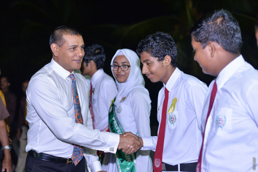 ނޮވެމްބަރ 14، 2019: ދ. ބަނޑިދޫ ސްކޫލުގެ އަހަރީ އިނާމު ދިނުމުގެ ޖަލްސާގެ ތެރެއިން: ސްކޫލުގެ މިދިޔަ އަހަރުގެ ހުރިހާ ގޮތަކުން އެންމެ މޮޅު ދަރިވަރަކަށް ހޮވިފައިވަނީ އައިމިނަތު ރައުފާ  -- ސަން ފޮޓޯ/ ފަޔާޒު މޫސާ