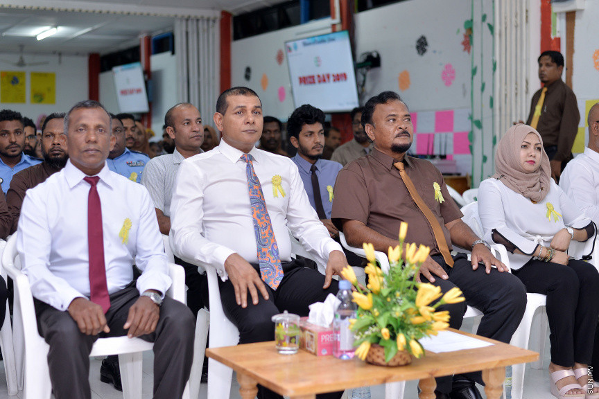 ނޮވެމްބަރ 14، 2019: ދ. ބަނޑިދޫ ސްކޫލުގެ އަހަރީ އިނާމު ދިނުމުގެ ޖަލްސާގެ ތެރެއިން: ސްކޫލުގެ މިދިޔަ އަހަރުގެ ހުރިހާ ގޮތަކުން އެންމެ މޮޅު ދަރިވަރަކަށް ހޮވިފައިވަނީ އައިމިނަތު ރައުފާ  -- ސަން ފޮޓޯ/ ފަޔާޒު މޫސާ