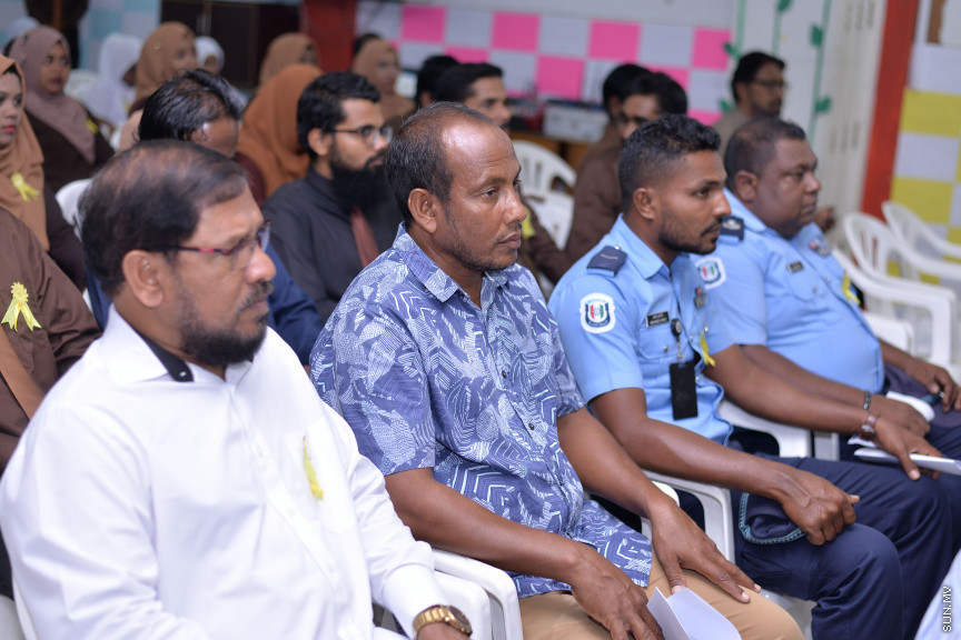 ނޮވެމްބަރ 14، 2019: ދ. ބަނޑިދޫ ސްކޫލުގެ އަހަރީ އިނާމު ދިނުމުގެ ޖަލްސާގެ ތެރެއިން: ސްކޫލުގެ މިދިޔަ އަހަރުގެ ހުރިހާ ގޮތަކުން އެންމެ މޮޅު ދަރިވަރަކަށް ހޮވިފައިވަނީ އައިމިނަތު ރައުފާ  -- ސަން ފޮޓޯ/ ފަޔާޒު މޫސާ