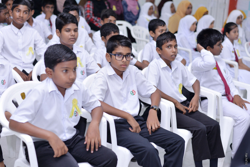 ނޮވެމްބަރ 14، 2019: ދ. ބަނޑިދޫ ސްކޫލުގެ އަހަރީ އިނާމު ދިނުމުގެ ޖަލްސާގެ ތެރެއިން: ސްކޫލުގެ މިދިޔަ އަހަރުގެ ހުރިހާ ގޮތަކުން އެންމެ މޮޅު ދަރިވަރަކަށް ހޮވިފައިވަނީ އައިމިނަތު ރައުފާ  -- ސަން ފޮޓޯ/ ފަޔާޒު މޫސާ