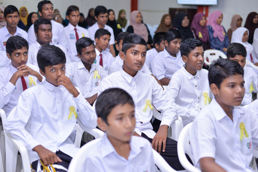 ނޮވެމްބަރ 14، 2019: ދ. ބަނޑިދޫ ސްކޫލުގެ އަހަރީ އިނާމު ދިނުމުގެ ޖަލްސާގެ ތެރެއިން: ސްކޫލުގެ މިދިޔަ އަހަރުގެ ހުރިހާ ގޮތަކުން އެންމެ މޮޅު ދަރިވަރަކަށް ހޮވިފައިވަނީ އައިމިނަތު ރައުފާ  -- ސަން ފޮޓޯ/ ފަޔާޒު މޫސާ