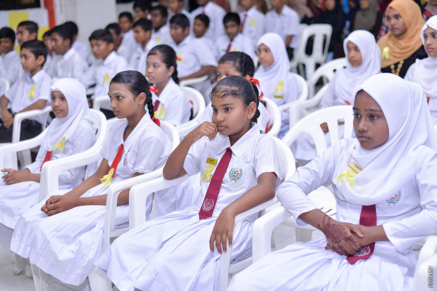 ނޮވެމްބަރ 14، 2019: ދ. ބަނޑިދޫ ސްކޫލުގެ އަހަރީ އިނާމު ދިނުމުގެ ޖަލްސާގެ ތެރެއިން: ސްކޫލުގެ މިދިޔަ އަހަރުގެ ހުރިހާ ގޮތަކުން އެންމެ މޮޅު ދަރިވަރަކަށް ހޮވިފައިވަނީ އައިމިނަތު ރައުފާ  -- ސަން ފޮޓޯ/ ފަޔާޒު މޫސާ