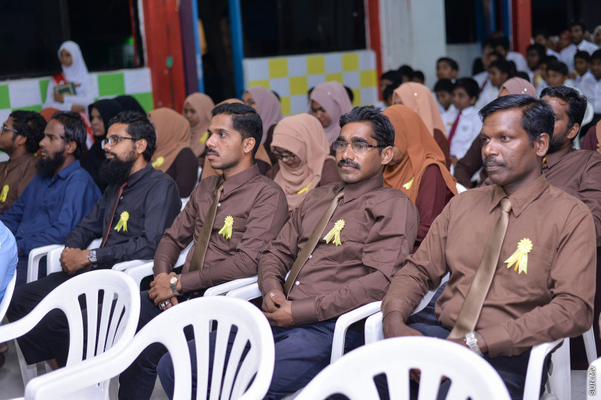 ނޮވެމްބަރ 14، 2019: ދ. ބަނޑިދޫ ސްކޫލުގެ އަހަރީ އިނާމު ދިނުމުގެ ޖަލްސާގެ ތެރެއިން: ސްކޫލުގެ މިދިޔަ އަހަރުގެ ހުރިހާ ގޮތަކުން އެންމެ މޮޅު ދަރިވަރަކަށް ހޮވިފައިވަނީ އައިމިނަތު ރައުފާ  -- ސަން ފޮޓޯ/ ފަޔާޒު މޫސާ