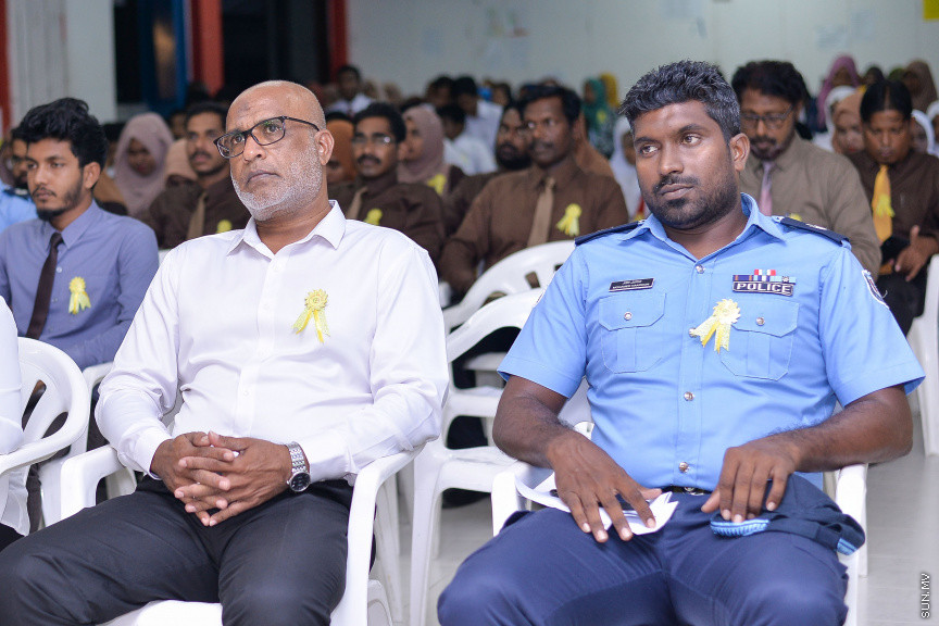 ނޮވެމްބަރ 14، 2019: ދ. ބަނޑިދޫ ސްކޫލުގެ އަހަރީ އިނާމު ދިނުމުގެ ޖަލްސާގެ ތެރެއިން: ސްކޫލުގެ މިދިޔަ އަހަރުގެ ހުރިހާ ގޮތަކުން އެންމެ މޮޅު ދަރިވަރަކަށް ހޮވިފައިވަނީ އައިމިނަތު ރައުފާ  -- ސަން ފޮޓޯ/ ފަޔާޒު މޫސާ