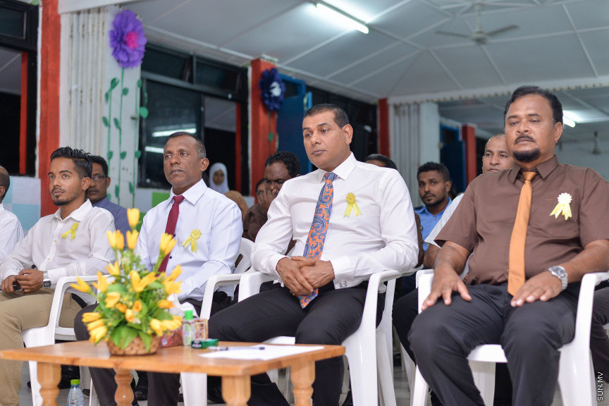 ނޮވެމްބަރ 14، 2019: ދ. ބަނޑިދޫ ސްކޫލުގެ އަހަރީ އިނާމު ދިނުމުގެ ޖަލްސާގެ ތެރެއިން: ސްކޫލުގެ މިދިޔަ އަހަރުގެ ހުރިހާ ގޮތަކުން އެންމެ މޮޅު ދަރިވަރަކަށް ހޮވިފައިވަނީ އައިމިނަތު ރައުފާ  -- ސަން ފޮޓޯ/ ފަޔާޒު މޫސާ