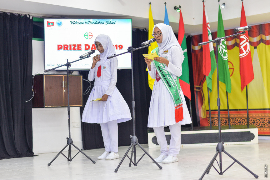 ނޮވެމްބަރ 14، 2019: ދ. ބަނޑިދޫ ސްކޫލުގެ އަހަރީ އިނާމު ދިނުމުގެ ޖަލްސާގެ ތެރެއިން: ސްކޫލުގެ މިދިޔަ އަހަރުގެ ހުރިހާ ގޮތަކުން އެންމެ މޮޅު ދަރިވަރަކަށް ހޮވިފައިވަނީ އައިމިނަތު ރައުފާ  -- ސަން ފޮޓޯ/ ފަޔާޒު މޫސާ
