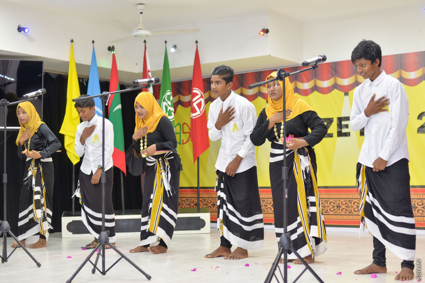 ނޮވެމްބަރ 14، 2019: ދ. ބަނޑިދޫ ސްކޫލުގެ އަހަރީ އިނާމު ދިނުމުގެ ޖަލްސާގެ ތެރެއިން: ސްކޫލުގެ މިދިޔަ އަހަރުގެ ހުރިހާ ގޮތަކުން އެންމެ މޮޅު ދަރިވަރަކަށް ހޮވިފައިވަނީ އައިމިނަތު ރައުފާ  -- ސަން ފޮޓޯ/ ފަޔާޒު މޫސާ