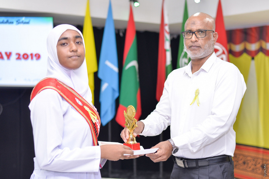 ނޮވެމްބަރ 14، 2019: ދ. ބަނޑިދޫ ސްކޫލުގެ އަހަރީ އިނާމު ދިނުމުގެ ޖަލްސާގެ ތެރެއިން: ސްކޫލުގެ މިދިޔަ އަހަރުގެ ހުރިހާ ގޮތަކުން އެންމެ މޮޅު ދަރިވަރަކަށް ހޮވިފައިވަނީ އައިމިނަތު ރައުފާ  -- ސަން ފޮޓޯ/ ފަޔާޒު މޫސާ