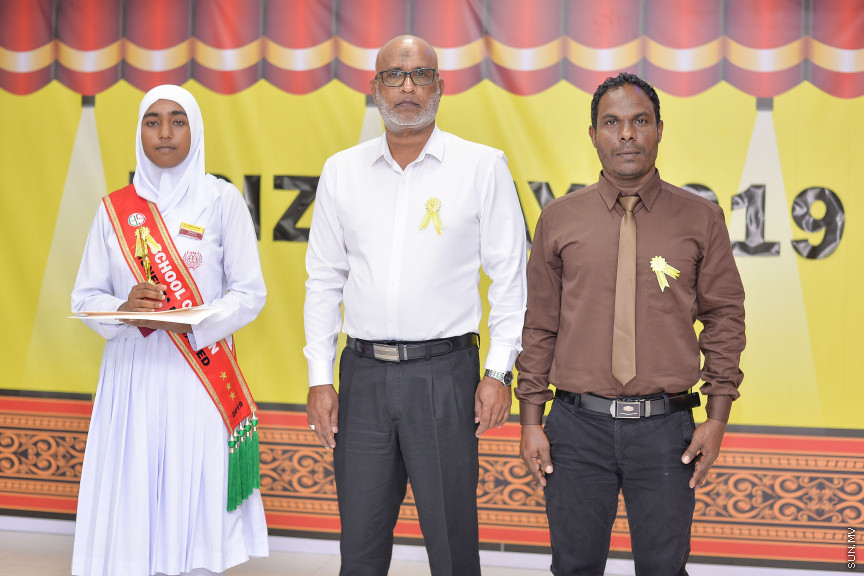ނޮވެމްބަރ 14، 2019: ދ. ބަނޑިދޫ ސްކޫލުގެ އަހަރީ އިނާމު ދިނުމުގެ ޖަލްސާގެ ތެރެއިން: ސްކޫލުގެ މިދިޔަ އަހަރުގެ ހުރިހާ ގޮތަކުން އެންމެ މޮޅު ދަރިވަރަކަށް ހޮވިފައިވަނީ އައިމިނަތު ރައުފާ  -- ސަން ފޮޓޯ/ ފަޔާޒު މޫސާ
