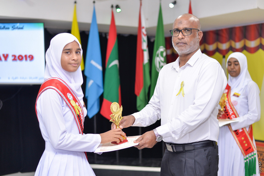 ނޮވެމްބަރ 14، 2019: ދ. ބަނޑިދޫ ސްކޫލުގެ އަހަރީ އިނާމު ދިނުމުގެ ޖަލްސާގެ ތެރެއިން: ސްކޫލުގެ މިދިޔަ އަހަރުގެ ހުރިހާ ގޮތަކުން އެންމެ މޮޅު ދަރިވަރަކަށް ހޮވިފައިވަނީ އައިމިނަތު ރައުފާ  -- ސަން ފޮޓޯ/ ފަޔާޒު މޫސާ