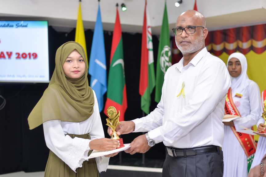 ނޮވެމްބަރ 14، 2019: ދ. ބަނޑިދޫ ސްކޫލުގެ އަހަރީ އިނާމު ދިނުމުގެ ޖަލްސާގެ ތެރެއިން: ސްކޫލުގެ މިދިޔަ އަހަރުގެ ހުރިހާ ގޮތަކުން އެންމެ މޮޅު ދަރިވަރަކަށް ހޮވިފައިވަނީ އައިމިނަތު ރައުފާ  -- ސަން ފޮޓޯ/ ފަޔާޒު މޫސާ