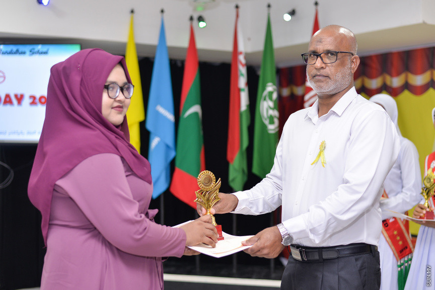 ނޮވެމްބަރ 14، 2019: ދ. ބަނޑިދޫ ސްކޫލުގެ އަހަރީ އިނާމު ދިނުމުގެ ޖަލްސާގެ ތެރެއިން: ސްކޫލުގެ މިދިޔަ އަހަރުގެ ހުރިހާ ގޮތަކުން އެންމެ މޮޅު ދަރިވަރަކަށް ހޮވިފައިވަނީ އައިމިނަތު ރައުފާ  -- ސަން ފޮޓޯ/ ފަޔާޒު މޫސާ
