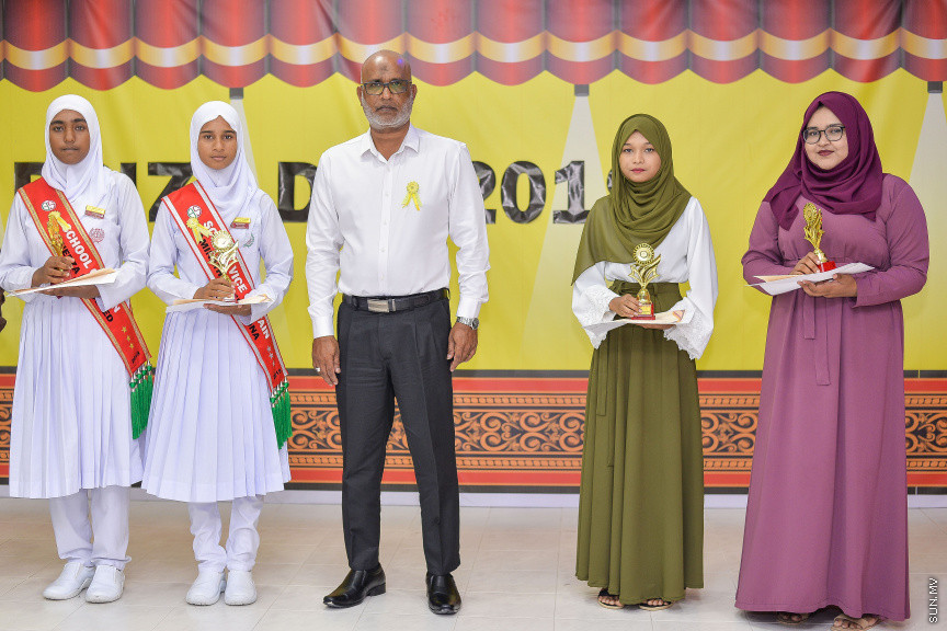 ނޮވެމްބަރ 14، 2019: ދ. ބަނޑިދޫ ސްކޫލުގެ އަހަރީ އިނާމު ދިނުމުގެ ޖަލްސާގެ ތެރެއިން: ސްކޫލުގެ މިދިޔަ އަހަރުގެ ހުރިހާ ގޮތަކުން އެންމެ މޮޅު ދަރިވަރަކަށް ހޮވިފައިވަނީ އައިމިނަތު ރައުފާ  -- ސަން ފޮޓޯ/ ފަޔާޒު މޫސާ