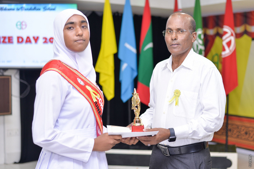 ނޮވެމްބަރ 14، 2019: ދ. ބަނޑިދޫ ސްކޫލުގެ އަހަރީ އިނާމު ދިނުމުގެ ޖަލްސާގެ ތެރެއިން: ސްކޫލުގެ މިދިޔަ އަހަރުގެ ހުރިހާ ގޮތަކުން އެންމެ މޮޅު ދަރިވަރަކަށް ހޮވިފައިވަނީ އައިމިނަތު ރައުފާ  -- ސަން ފޮޓޯ/ ފަޔާޒު މޫސާ