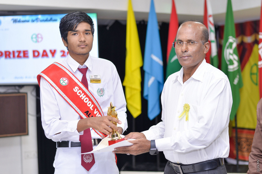 ނޮވެމްބަރ 14، 2019: ދ. ބަނޑިދޫ ސްކޫލުގެ އަހަރީ އިނާމު ދިނުމުގެ ޖަލްސާގެ ތެރެއިން: ސްކޫލުގެ މިދިޔަ އަހަރުގެ ހުރިހާ ގޮތަކުން އެންމެ މޮޅު ދަރިވަރަކަށް ހޮވިފައިވަނީ އައިމިނަތު ރައުފާ  -- ސަން ފޮޓޯ/ ފަޔާޒު މޫސާ