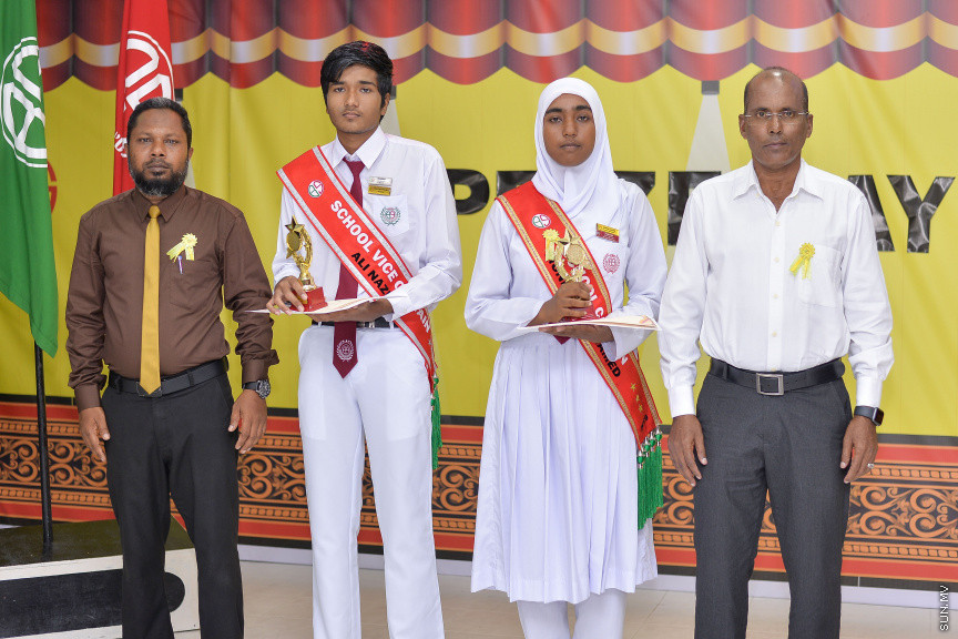 ނޮވެމްބަރ 14، 2019: ދ. ބަނޑިދޫ ސްކޫލުގެ އަހަރީ އިނާމު ދިނުމުގެ ޖަލްސާގެ ތެރެއިން: ސްކޫލުގެ މިދިޔަ އަހަރުގެ ހުރިހާ ގޮތަކުން އެންމެ މޮޅު ދަރިވަރަކަށް ހޮވިފައިވަނީ އައިމިނަތު ރައުފާ  -- ސަން ފޮޓޯ/ ފަޔާޒު މޫސާ