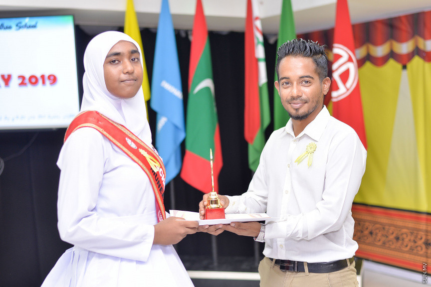 ނޮވެމްބަރ 14، 2019: ދ. ބަނޑިދޫ ސްކޫލުގެ އަހަރީ އިނާމު ދިނުމުގެ ޖަލްސާގެ ތެރެއިން: ސްކޫލުގެ މިދިޔަ އަހަރުގެ ހުރިހާ ގޮތަކުން އެންމެ މޮޅު ދަރިވަރަކަށް ހޮވިފައިވަނީ އައިމިނަތު ރައުފާ  -- ސަން ފޮޓޯ/ ފަޔާޒު މޫސާ