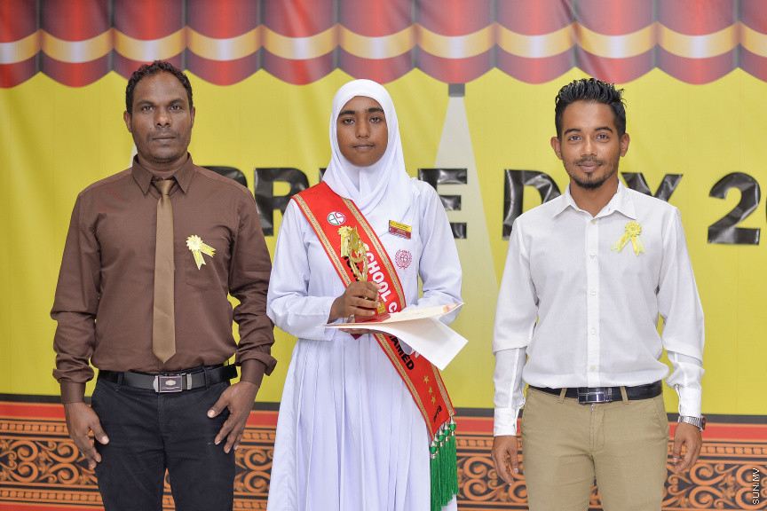 ނޮވެމްބަރ 14، 2019: ދ. ބަނޑިދޫ ސްކޫލުގެ އަހަރީ އިނާމު ދިނުމުގެ ޖަލްސާގެ ތެރެއިން: ސްކޫލުގެ މިދިޔަ އަހަރުގެ ހުރިހާ ގޮތަކުން އެންމެ މޮޅު ދަރިވަރަކަށް ހޮވިފައިވަނީ އައިމިނަތު ރައުފާ  -- ސަން ފޮޓޯ/ ފަޔާޒު މޫސާ