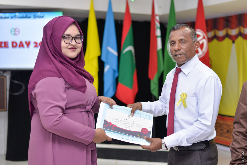 ނޮވެމްބަރ 14، 2019: ދ. ބަނޑިދޫ ސްކޫލުގެ އަހަރީ އިނާމު ދިނުމުގެ ޖަލްސާގެ ތެރެއިން: ސްކޫލުގެ މިދިޔަ އަހަރުގެ ހުރިހާ ގޮތަކުން އެންމެ މޮޅު ދަރިވަރަކަށް ހޮވިފައިވަނީ އައިމިނަތު ރައުފާ  -- ސަން ފޮޓޯ/ ފަޔާޒު މޫސާ