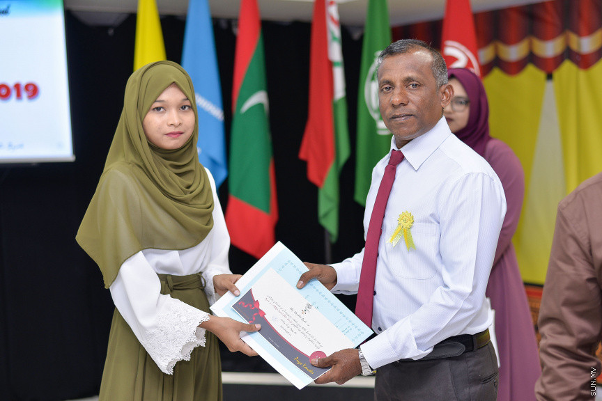 ނޮވެމްބަރ 14، 2019: ދ. ބަނޑިދޫ ސްކޫލުގެ އަހަރީ އިނާމު ދިނުމުގެ ޖަލްސާގެ ތެރެއިން: ސްކޫލުގެ މިދިޔަ އަހަރުގެ ހުރިހާ ގޮތަކުން އެންމެ މޮޅު ދަރިވަރަކަށް ހޮވިފައިވަނީ އައިމިނަތު ރައުފާ  -- ސަން ފޮޓޯ/ ފަޔާޒު މޫސާ