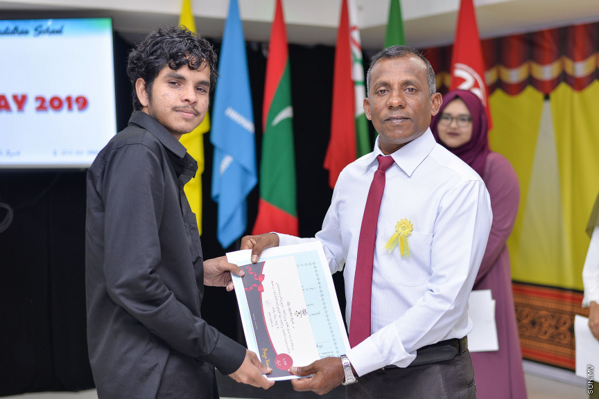 ނޮވެމްބަރ 14، 2019: ދ. ބަނޑިދޫ ސްކޫލުގެ އަހަރީ އިނާމު ދިނުމުގެ ޖަލްސާގެ ތެރެއިން: ސްކޫލުގެ މިދިޔަ އަހަރުގެ ހުރިހާ ގޮތަކުން އެންމެ މޮޅު ދަރިވަރަކަށް ހޮވިފައިވަނީ އައިމިނަތު ރައުފާ  -- ސަން ފޮޓޯ/ ފަޔާޒު މޫސާ