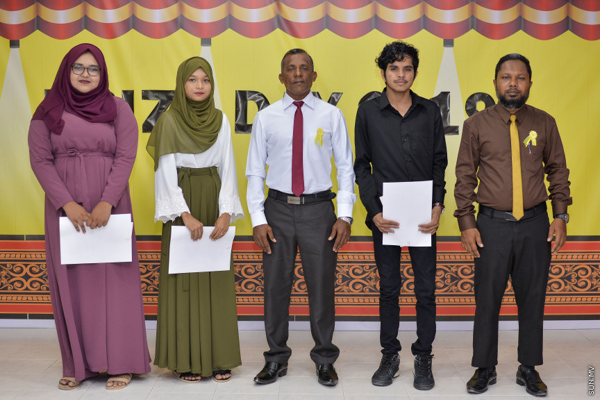 ނޮވެމްބަރ 14، 2019: ދ. ބަނޑިދޫ ސްކޫލުގެ އަހަރީ އިނާމު ދިނުމުގެ ޖަލްސާގެ ތެރެއިން: ސްކޫލުގެ މިދިޔަ އަހަރުގެ ހުރިހާ ގޮތަކުން އެންމެ މޮޅު ދަރިވަރަކަށް ހޮވިފައިވަނީ އައިމިނަތު ރައުފާ  -- ސަން ފޮޓޯ/ ފަޔާޒު މޫސާ
