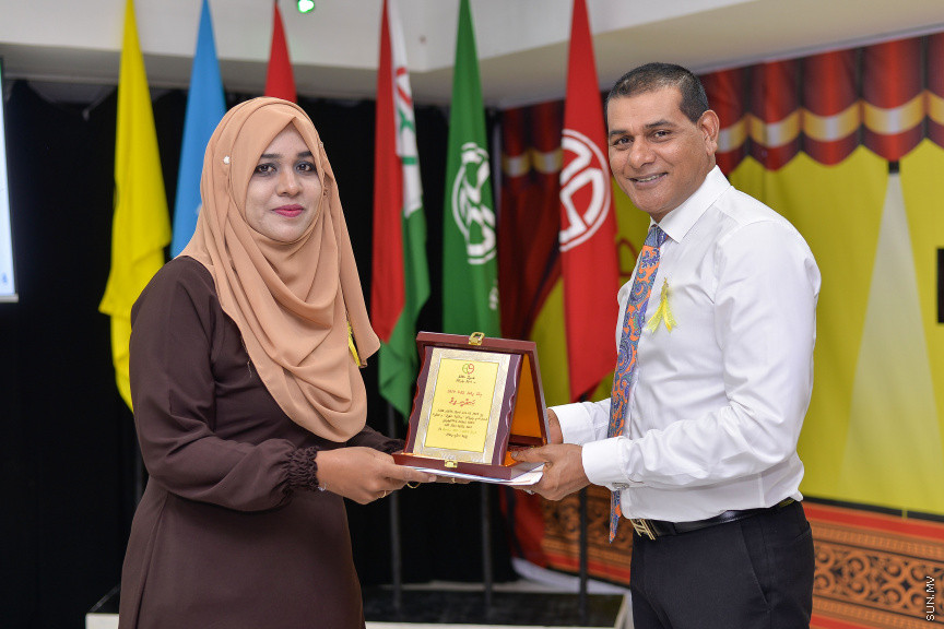 ނޮވެމްބަރ 14، 2019: ދ. ބަނޑިދޫ ސްކޫލުގެ އަހަރީ އިނާމު ދިނުމުގެ ޖަލްސާގެ ތެރެއިން: ސްކޫލުގެ މިދިޔަ އަހަރުގެ ހުރިހާ ގޮތަކުން އެންމެ މޮޅު ދަރިވަރަކަށް ހޮވިފައިވަނީ އައިމިނަތު ރައުފާ  -- ސަން ފޮޓޯ/ ފަޔާޒު މޫސާ