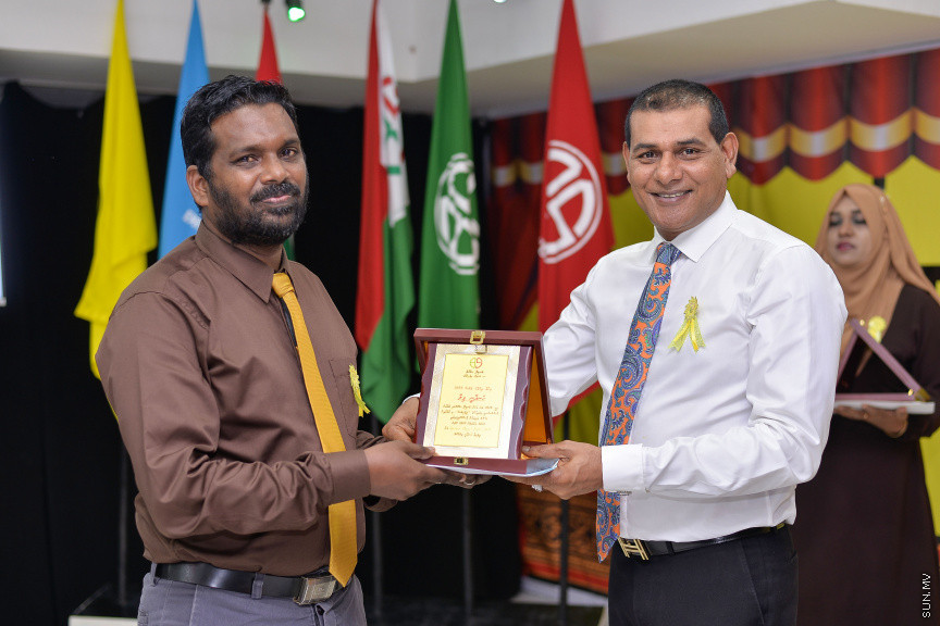 ނޮވެމްބަރ 14، 2019: ދ. ބަނޑިދޫ ސްކޫލުގެ އަހަރީ އިނާމު ދިނުމުގެ ޖަލްސާގެ ތެރެއިން: ސްކޫލުގެ މިދިޔަ އަހަރުގެ ހުރިހާ ގޮތަކުން އެންމެ މޮޅު ދަރިވަރަކަށް ހޮވިފައިވަނީ އައިމިނަތު ރައުފާ  -- ސަން ފޮޓޯ/ ފަޔާޒު މޫސާ
