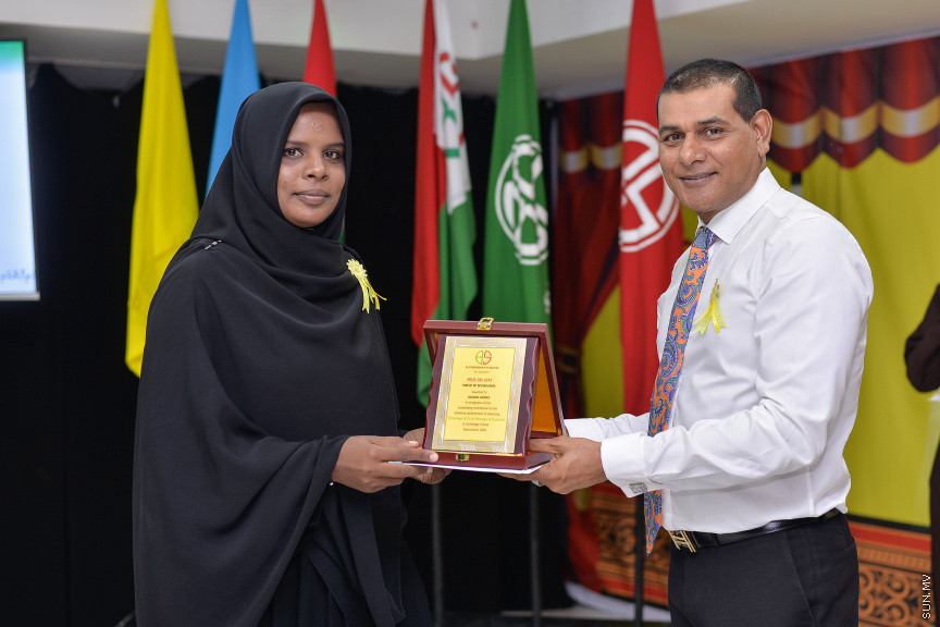 ނޮވެމްބަރ 14، 2019: ދ. ބަނޑިދޫ ސްކޫލުގެ އަހަރީ އިނާމު ދިނުމުގެ ޖަލްސާގެ ތެރެއިން: ސްކޫލުގެ މިދިޔަ އަހަރުގެ ހުރިހާ ގޮތަކުން އެންމެ މޮޅު ދަރިވަރަކަށް ހޮވިފައިވަނީ އައިމިނަތު ރައުފާ  -- ސަން ފޮޓޯ/ ފަޔާޒު މޫސާ