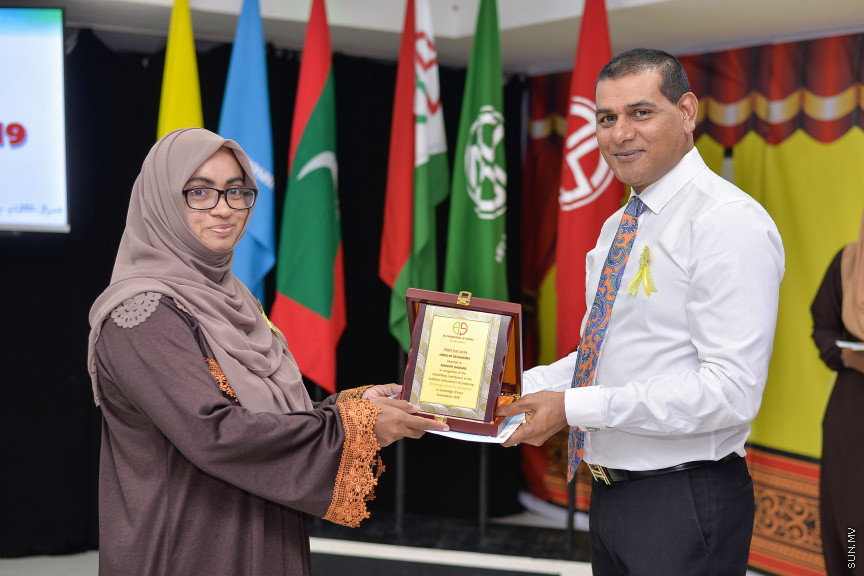 ނޮވެމްބަރ 14، 2019: ދ. ބަނޑިދޫ ސްކޫލުގެ އަހަރީ އިނާމު ދިނުމުގެ ޖަލްސާގެ ތެރެއިން: ސްކޫލުގެ މިދިޔަ އަހަރުގެ ހުރިހާ ގޮތަކުން އެންމެ މޮޅު ދަރިވަރަކަށް ހޮވިފައިވަނީ އައިމިނަތު ރައުފާ  -- ސަން ފޮޓޯ/ ފަޔާޒު މޫސާ