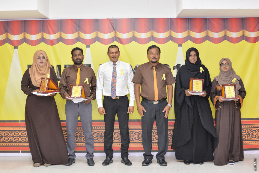 ނޮވެމްބަރ 14، 2019: ދ. ބަނޑިދޫ ސްކޫލުގެ އަހަރީ އިނާމު ދިނުމުގެ ޖަލްސާގެ ތެރެއިން: ސްކޫލުގެ މިދިޔަ އަހަރުގެ ހުރިހާ ގޮތަކުން އެންމެ މޮޅު ދަރިވަރަކަށް ހޮވިފައިވަނީ އައިމިނަތު ރައުފާ  -- ސަން ފޮޓޯ/ ފަޔާޒު މޫސާ