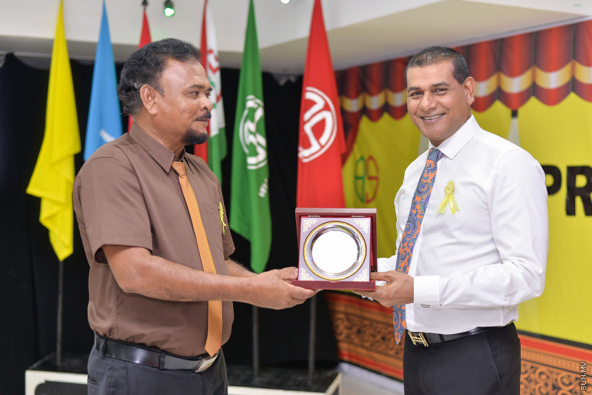 ނޮވެމްބަރ 14، 2019: ދ. ބަނޑިދޫ ސްކޫލުގެ އަހަރީ އިނާމު ދިނުމުގެ ޖަލްސާގެ ތެރެއިން: ސްކޫލުގެ މިދިޔަ އަހަރުގެ ހުރިހާ ގޮތަކުން އެންމެ މޮޅު ދަރިވަރަކަށް ހޮވިފައިވަނީ އައިމިނަތު ރައުފާ  -- ސަން ފޮޓޯ/ ފަޔާޒު މޫސާ