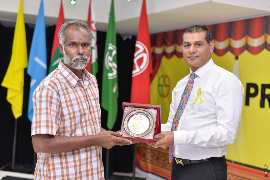 ނޮވެމްބަރ 14، 2019: ދ. ބަނޑިދޫ ސްކޫލުގެ އަހަރީ އިނާމު ދިނުމުގެ ޖަލްސާގެ ތެރެއިން: ސްކޫލުގެ މިދިޔަ އަހަރުގެ ހުރިހާ ގޮތަކުން އެންމެ މޮޅު ދަރިވަރަކަށް ހޮވިފައިވަނީ އައިމިނަތު ރައުފާ  -- ސަން ފޮޓޯ/ ފަޔާޒު މޫސާ