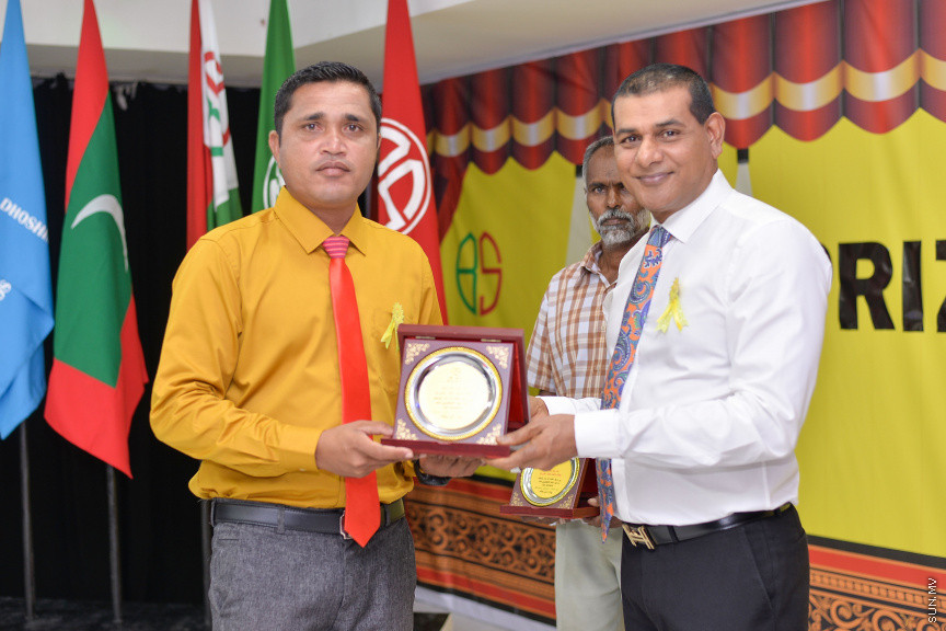 ނޮވެމްބަރ 14، 2019: ދ. ބަނޑިދޫ ސްކޫލުގެ އަހަރީ އިނާމު ދިނުމުގެ ޖަލްސާގެ ތެރެއިން: ސްކޫލުގެ މިދިޔަ އަހަރުގެ ހުރިހާ ގޮތަކުން އެންމެ މޮޅު ދަރިވަރަކަށް ހޮވިފައިވަނީ އައިމިނަތު ރައުފާ  -- ސަން ފޮޓޯ/ ފަޔާޒު މޫސާ