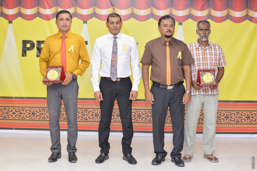 ނޮވެމްބަރ 14، 2019: ދ. ބަނޑިދޫ ސްކޫލުގެ އަހަރީ އިނާމު ދިނުމުގެ ޖަލްސާގެ ތެރެއިން: ސްކޫލުގެ މިދިޔަ އަހަރުގެ ހުރިހާ ގޮތަކުން އެންމެ މޮޅު ދަރިވަރަކަށް ހޮވިފައިވަނީ އައިމިނަތު ރައުފާ  -- ސަން ފޮޓޯ/ ފަޔާޒު މޫސާ